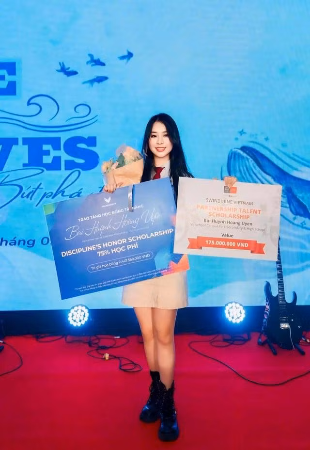 Aishley Bùi tự hào với thành tích vừa đạt được sau 12 năm đèn sách