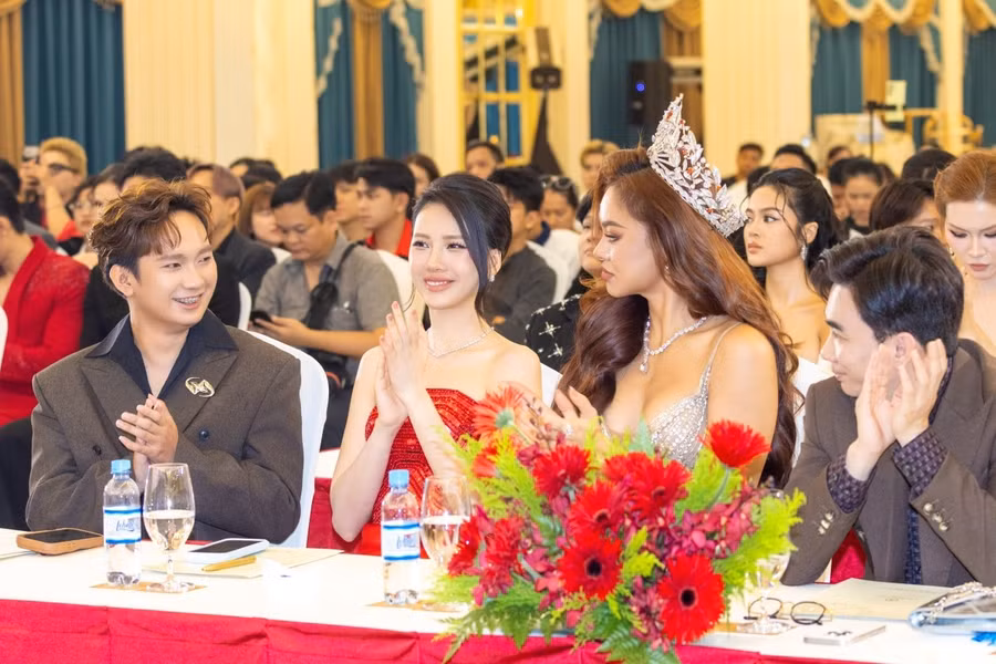 Bùi Quỳnh Hoa gặp gỡ Mai Ngô tại sự kiện