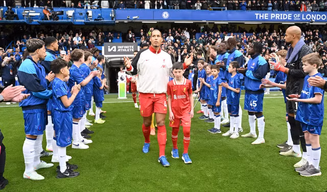 Dàn chào Liverpool vỗ tay đón Liverpool tiến vào sân Stamford Bridge