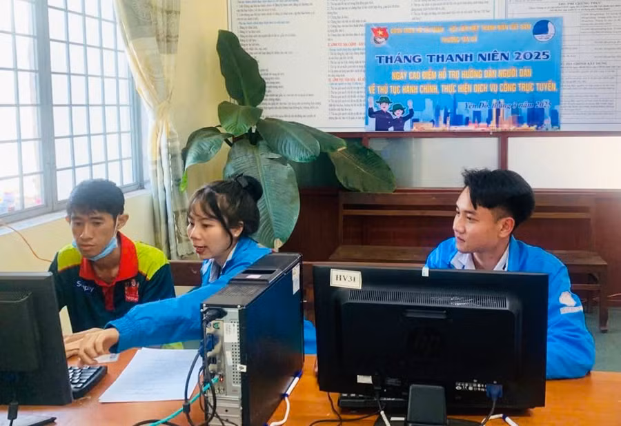 doan-phuong-hoi-lhtn-viet-nam-phuong-yen-do-tp-pleiku-trien-khai-hoat-dong-huong-dan-nguoi-dan-thuc-hien-dich-vu-cong-truc-tuyen-jpg.jpg