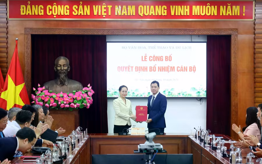 Bộ trưởng Lâm Thị Phương Thanh trao quyết định bổ nhiệm cho ông Lê Quang Tự Do. Ảnh: Bộ VH-TT-DL