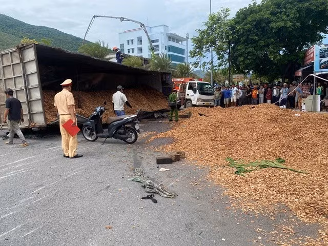 Hiện trường vụ lật xe chở dăm gỗ đè 3 người chết ở TP Quy Nhơn