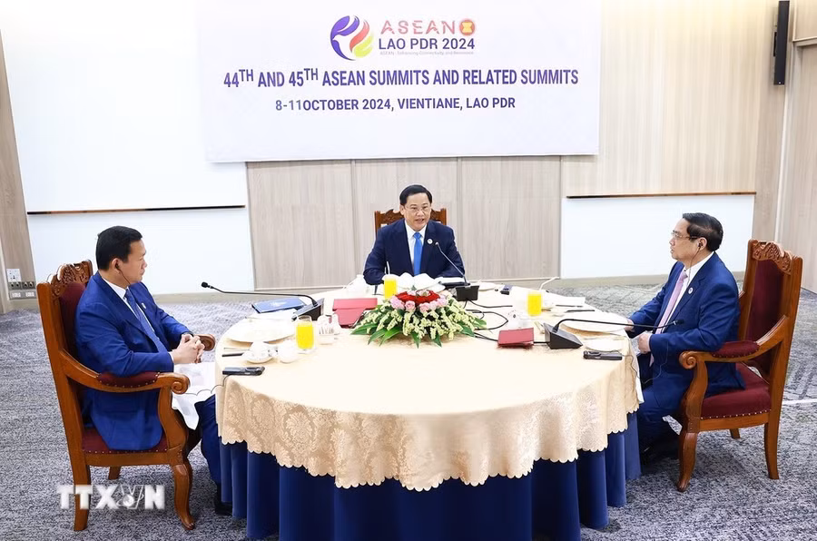 Thủ tướng Phạm Minh Chính cùng Thủ tướng Lào Sonexay Siphandone và Thủ tướng Campuchia Hun Manet ăn sáng và làm việc. (Ảnh: Dương Giang/TTXVN)