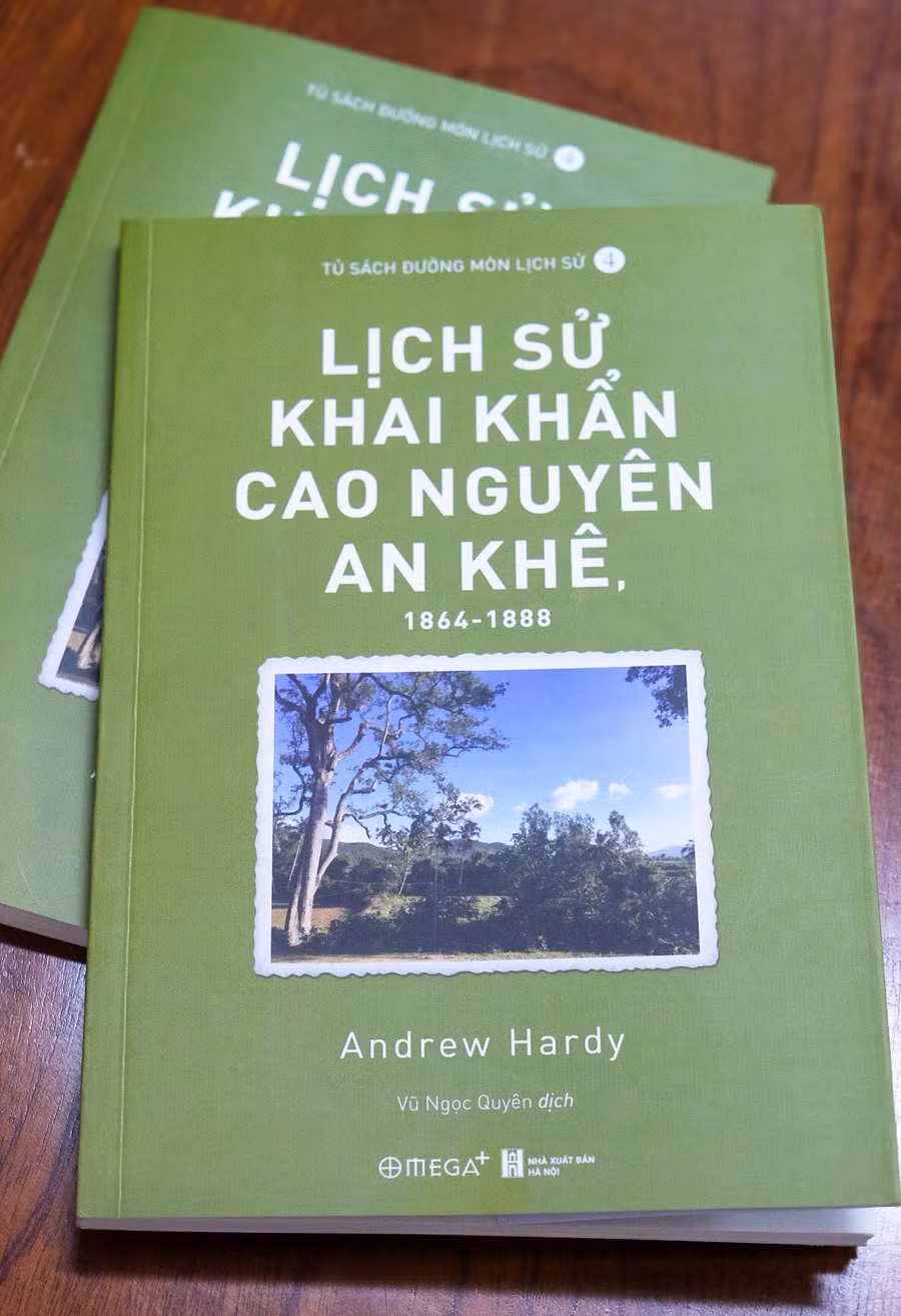 bia-sach-lich-su-khai-khan-cao-nguyen-an-khe-1864-1888.jpg