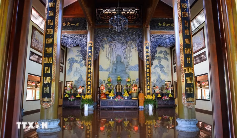 Bên trong Đại Hùng Bảo Điện của thiền viện Trúc Lâm Bạch Mã. (Ảnh: Hồ Cầu/TTXVN)