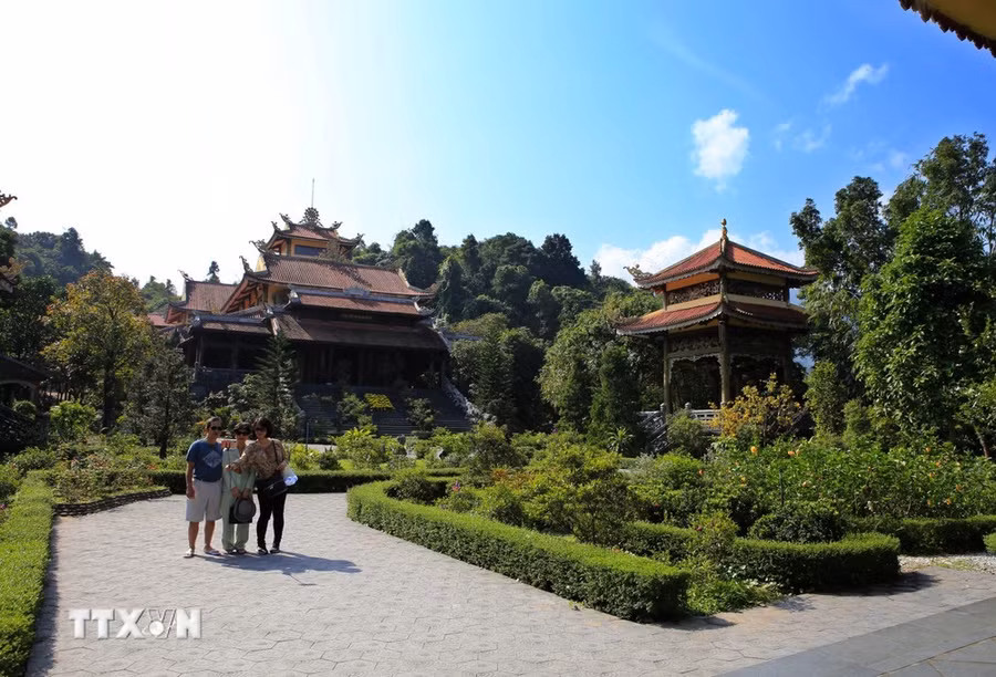 Du khách tham quan thiền viện Trúc Lâm Bạch Mã. (Ảnh: Hồ Cầu/TTXVN)