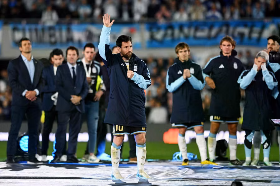 Messi chia sẻ sau trận đấu cuối cùng cho đội tuyển Argentina. Nhiều đồng đội lẫn HLV Scaloni đều không thể kìm được nước mắt. Ảnh: REUTERS