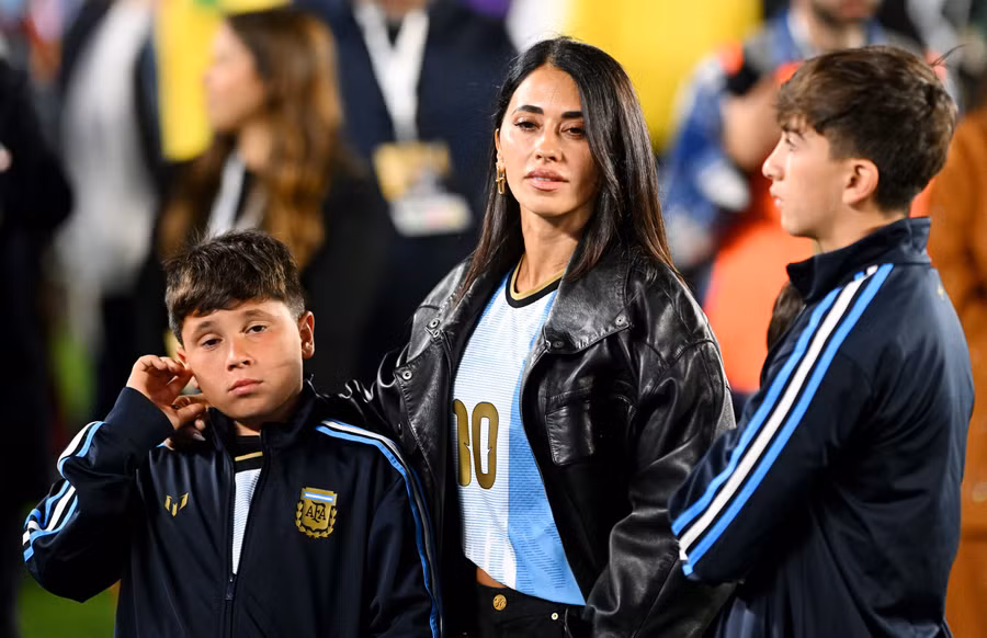 Vợ cùng các con của Messi cũng có mặt