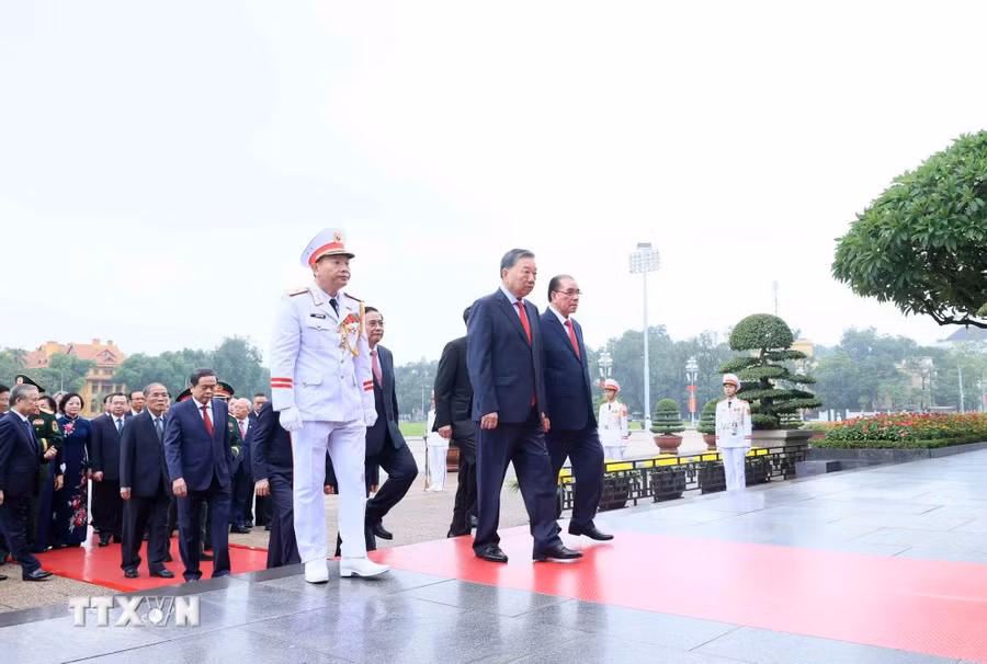 Các đồng chí lãnh đạo, nguyên lãnh đạo Đảng, Nhà nước vào Lăng viếng Chủ tịch Hồ Chí Minh. Ảnh: An Đăng/TTXVN