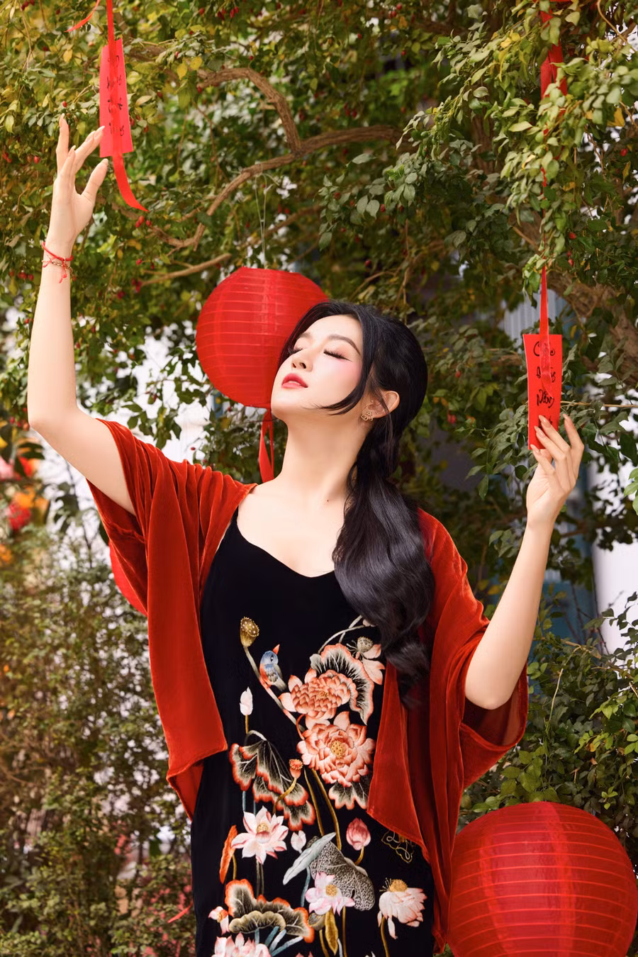 Huyền My nói cô muốn nỗ lực không chỉ để có cuộc sống tốt hơn mà muốn sau này có thể lo tốt cho con cái. “Tôi đi làm từ sớm, bán hàng online từ khi rất nhỏ, đến bây giờ tôi vẫn đang cố gắng. Tất cả những gì tôi có bây giờ không phải tự dưng trên trời rơi xuống mà là vì tôi đã nỗ lực rất nhiều”, cô nói.