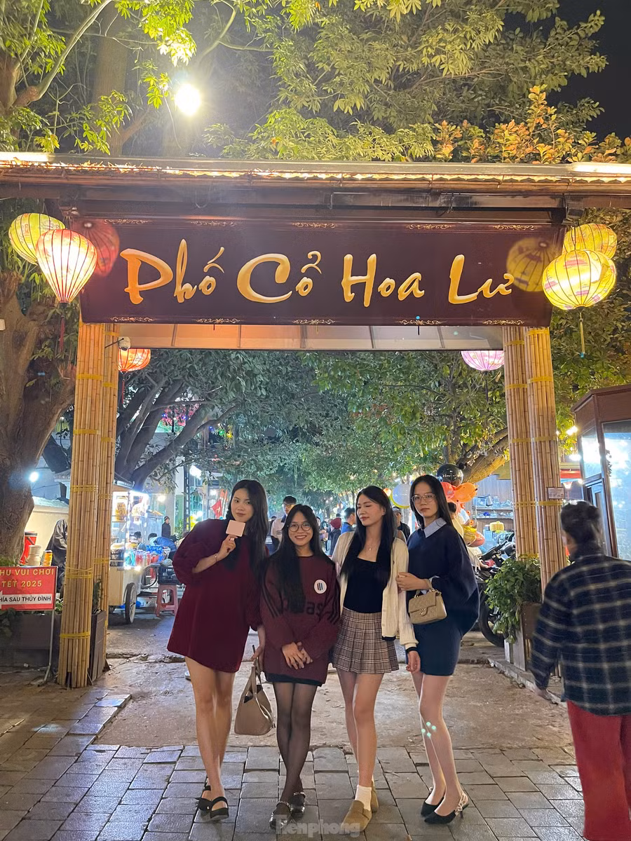 Phố cổ Hoa Lư nằm trong khuôn viên hồ Kỳ Lân, tại số 1 đường Trần Hưng Đạo, phường Tân Thành, thành phố Ninh Bình. Nơi này được khánh thành và đưa vào hoạt động từ đầu năm 2022.