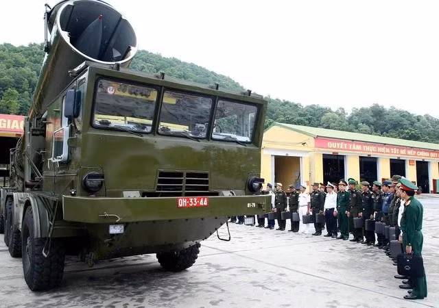 Tùy viên quân sự các nước tham quan tên lửa phòng thủ bờ biển tại Lữ đoàn 679