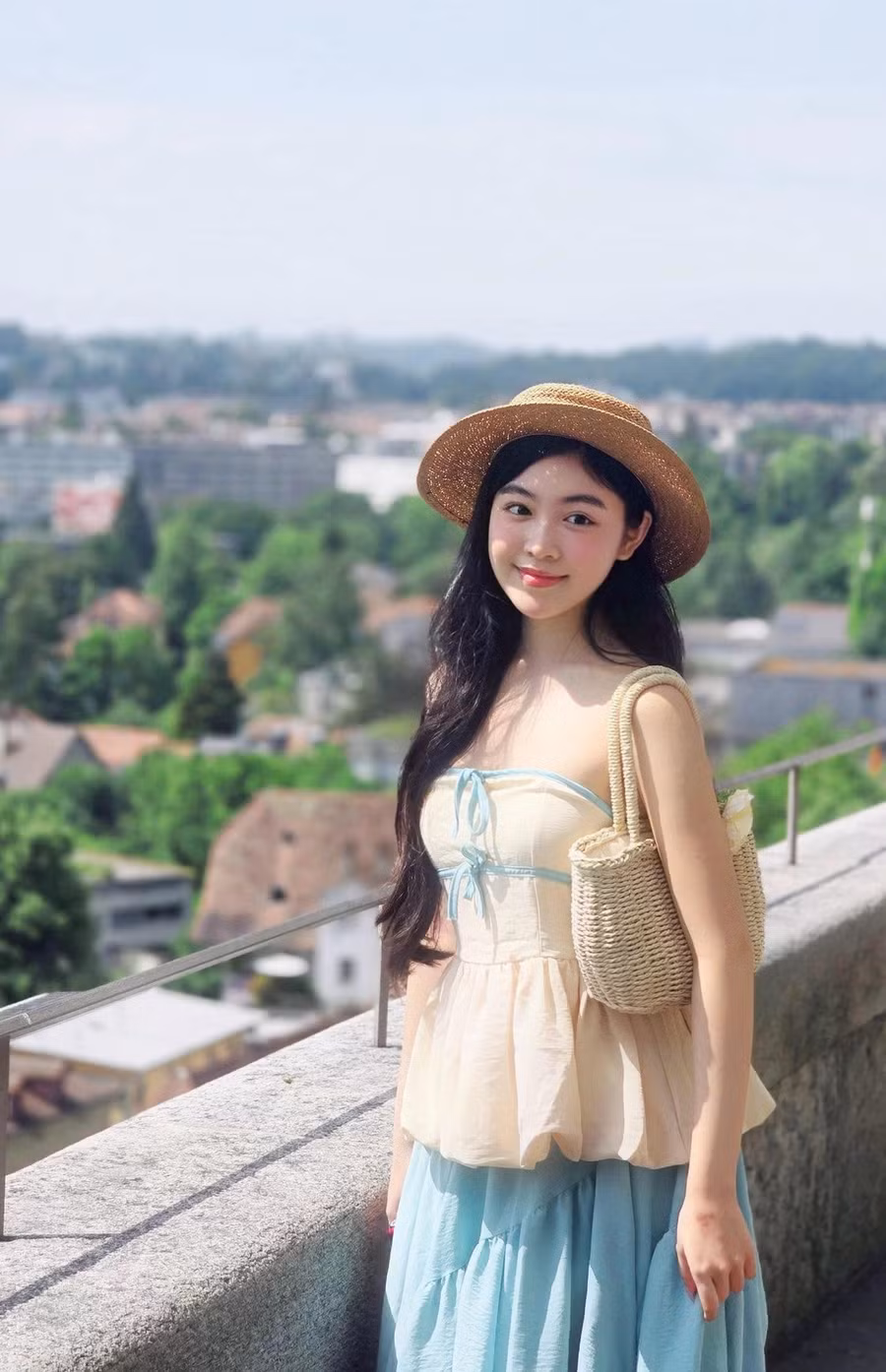 Lọ Lem cũng thường xuyên chia sẻ về cuộc sống đời thường trên mạng xã hội