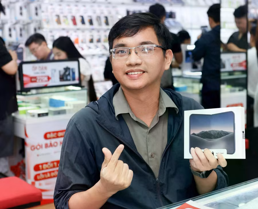 Một trong những khách hàng đầu tiên tại Việt Nam sở hữu iPhone Duo. Ảnh: KHƯƠNG DUY