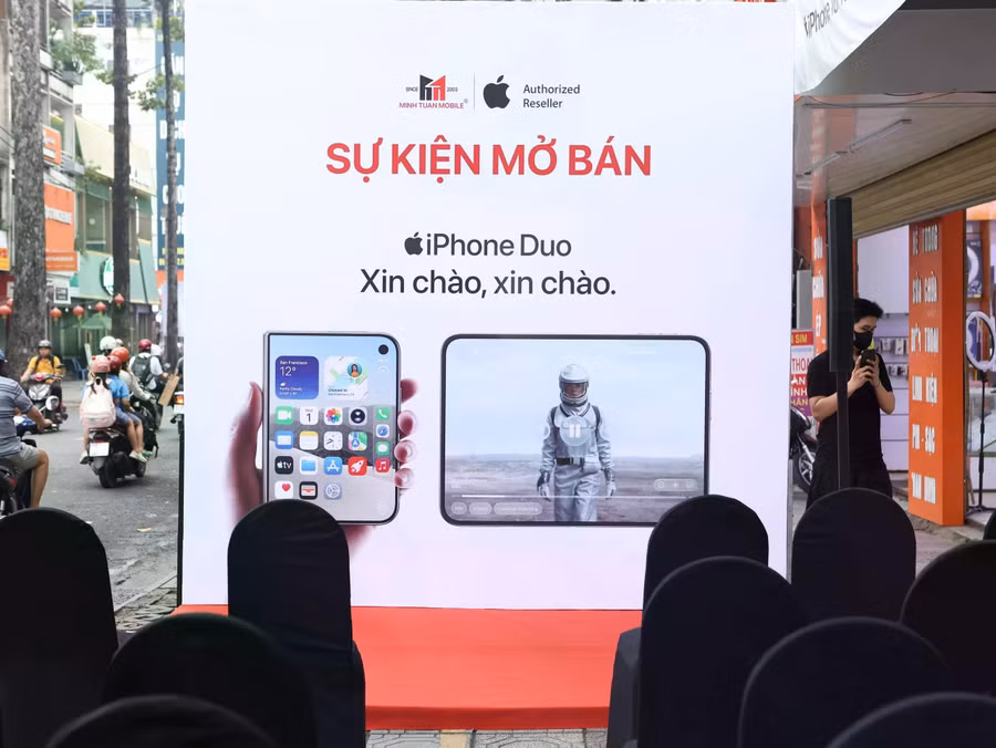 Từ 8 giờ ngày 23.10, các hệ thống phân phối chính hãng của Apple tại Việt Nam chính thức mở bán iPhone Duo. Ảnh: KHƯƠNG DUY