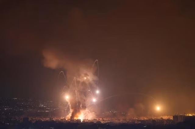 Khói bốc lên khi Israel không kích ngoại ô phía nam thành phố Beirut của Li Băng ngày 7.10