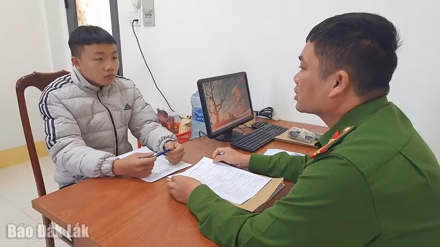 Đối tượng Giản Viết Hoàng tại cơ quan công an.