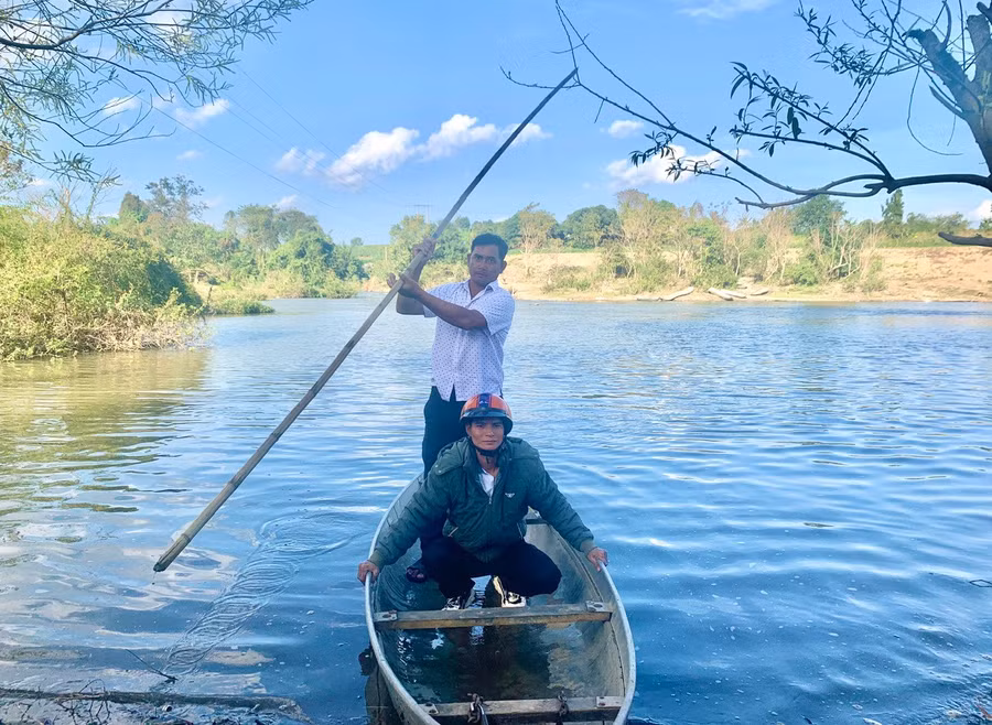 ong-dinh-yet-bi-thu-chi-bo-kiem-truong-thon-bien-cheo-thuyen-qua-song-ba-de-den-trung-tam-xaanh-rh-2.jpg