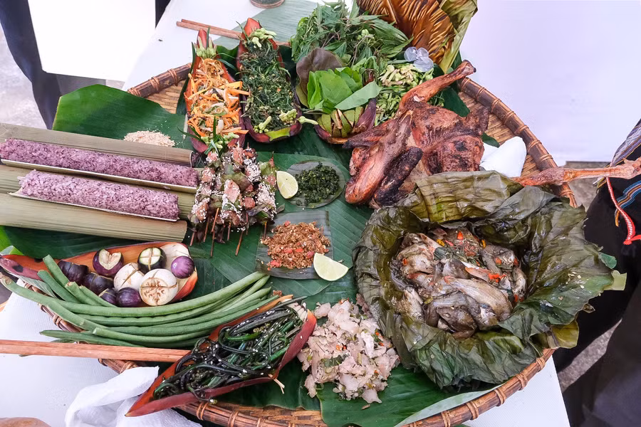 am-thuc-truyen-phong-phu-mon-an-hap-dan-ve-huong-vi-va-phong-phu-ve-hinh-thuc-che-bien-trinh-bay.jpg