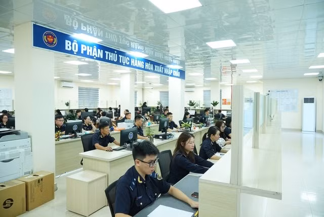 Đối với những vụ việc vượt thẩm quyền hoặc liên quan đến các quy định pháp luật còn chồng chéo, Cục Hải quan yêu cầu các đơn vị báo cáo để có hướng xử lý sớm. Ảnh: Cục hải quan