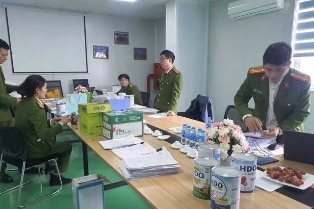 Cảnh sát khám xét trong quá trình điều tra