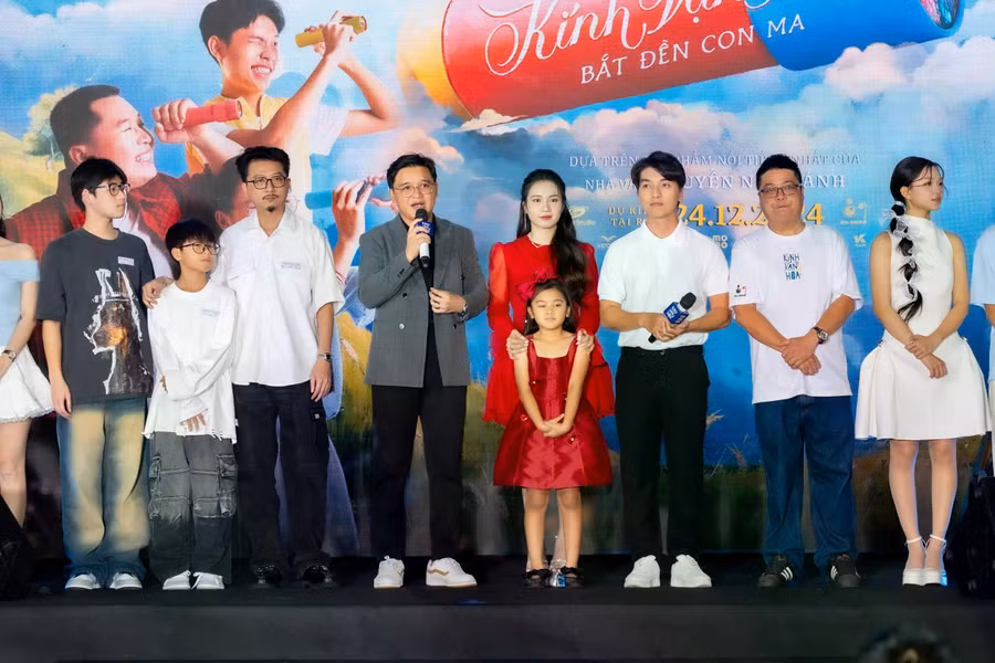 Đạo diễn Võ Thanh Hòa chia sẻ: “Kính vạn hoa không chỉ là bộ truyện chữ đầu tiên của tôi mà còn là tác phẩm gối đầu giường của bố mẹ. Khi nhận được thông tin về dự án, tôi và ê kíp quyết định tạo ra một luồng gió mới, không phải để vượt qua hay làm lại bản truyền hình. Thay vào đó, tâm huyết của chúng tôi dành cho phim điện ảnh Kính vạn hoa là biến phim thành “di sản” mà mọi thế hệ yêu mến”
