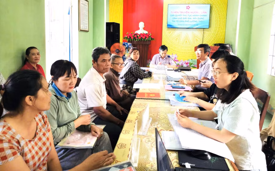 chinh-quyen-den-gan-dan-tu-nhung-viec-dan-can.jpg