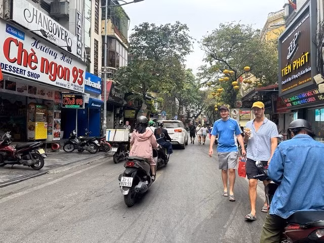 Sáng 4.11, tại phố cổ Hà Nội, nhiều du khách và người dân vẫn mặc trang phục mỏng nhẹ dạo phố
