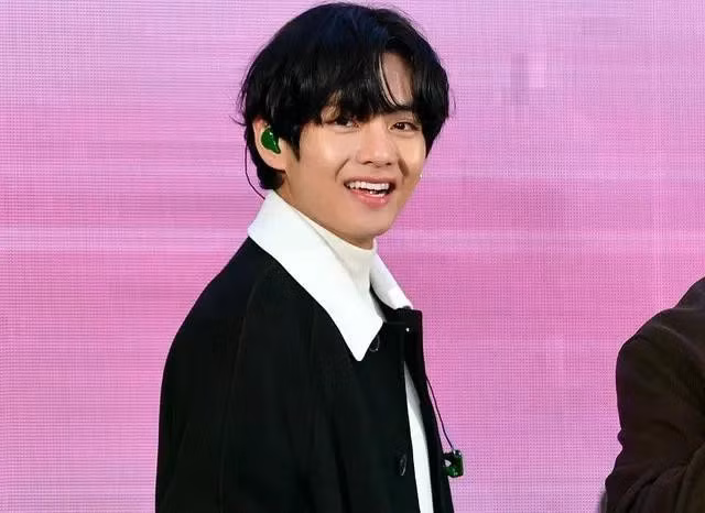 Không chỉ nổi bật trong âm nhạc, V (BTS) còn được xem là một trong những biểu tượng thời trang có sức ảnh hưởng lớn nhất Hàn Quốc
