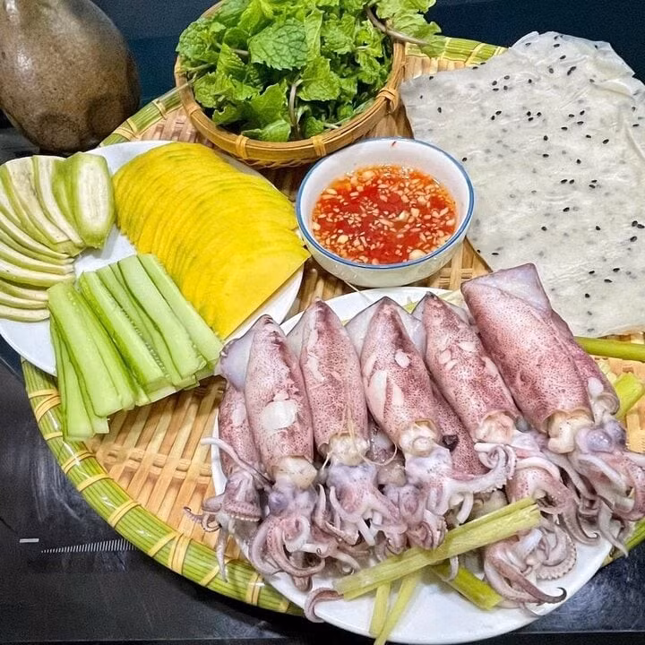 Thay thế rau muống sống bằng chuối xanh. (Ảnh: Hùng Phạm Văn)