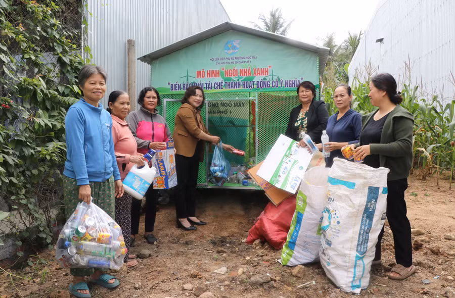 hoi-vien-phu-nu-to-1-phuong-ngo-may-thu-gom-rac-tai-che-de-ban-lay-kinh-phi-ho-tro-hoi-vien-ngheo-va-bao-ve-moi-truong-anh-ngoc-minh.jpg