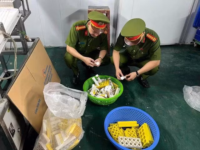 Lực lượng chức năng kiểm tra thực phẩm giả. Ảnh: Công an cung cấp