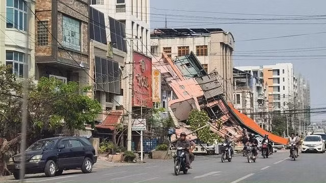 Tòa nhà đổ sập sau trận động đất tại thành phố Mandalay, Myanmar