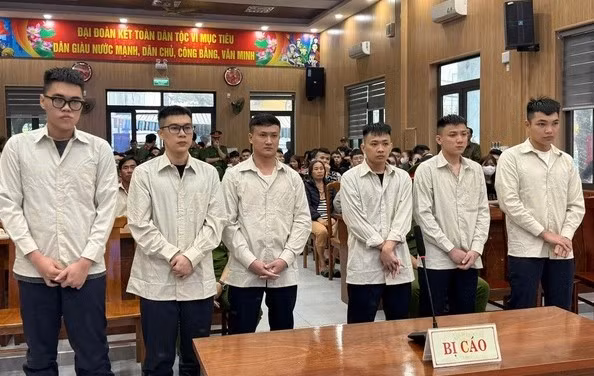 Các bị cáo tại phiên tòa lưu động