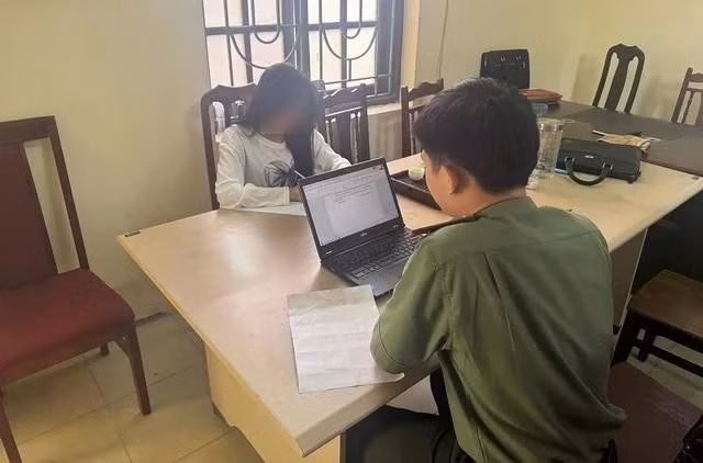 Công an làm việc với admin nhóm "Những người ghét bố mẹ". Ảnh: Công an cung cấp
