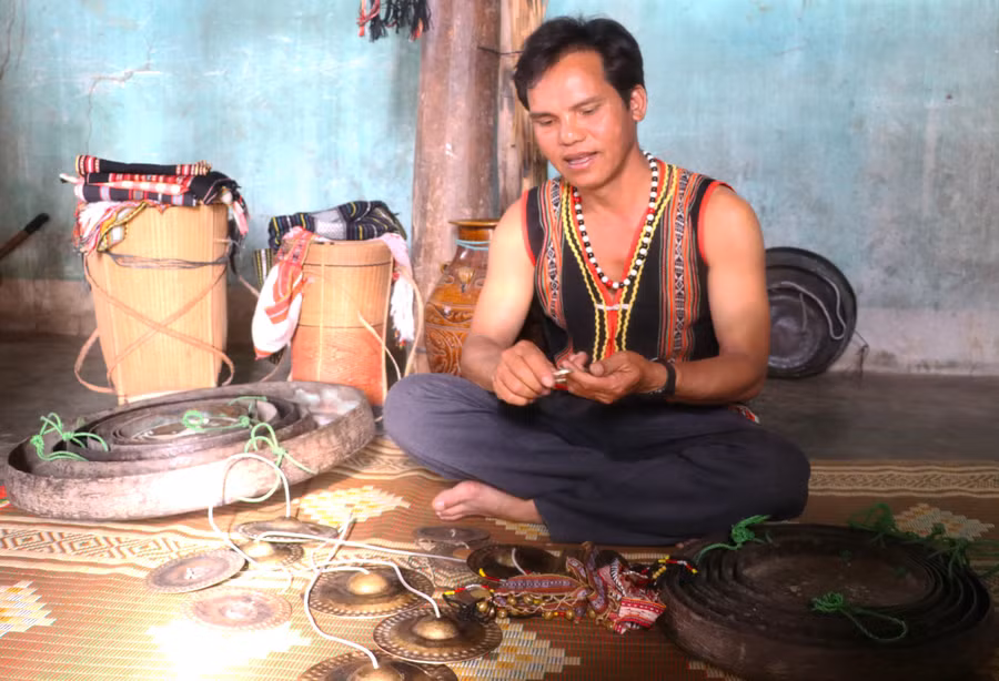 ong-dinh-plih-xa-to-tung-huyen-kbang-sap-xep-bo-cong-chieng-va-cac-vat-dung-san-sang-dem-theo-khi-di-trinh-dien-quang-ba-van-hoa-dan-toc-bahnar-anh-ngoc-minh.jpg