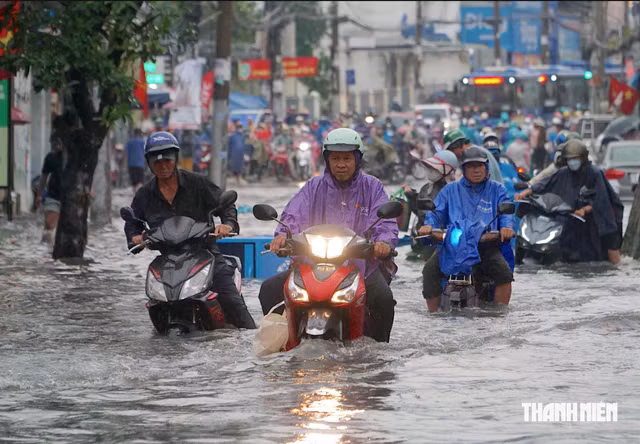 Nam bộ đối mặt với đợt triều cường cao kết hợp mưa lớn gây nguy cơ ngập sâu nhiều nơi