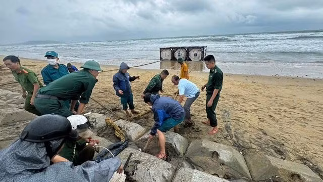 Neo 3 bồn chứa khí vào thân đê, tránh trôi dạt ra biển