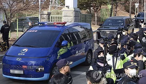 Chiếc xe chở ông Yoon Suk-yeol tiến vào Tòa án Quận phía Tây Seoul - Ảnh: YONHAP