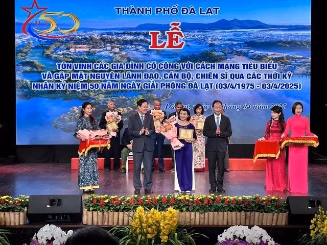 Trao Kỷ niệm chương "Vì sự nghiệp xây dựng và phát triển tỉnh Lâm Đồng"