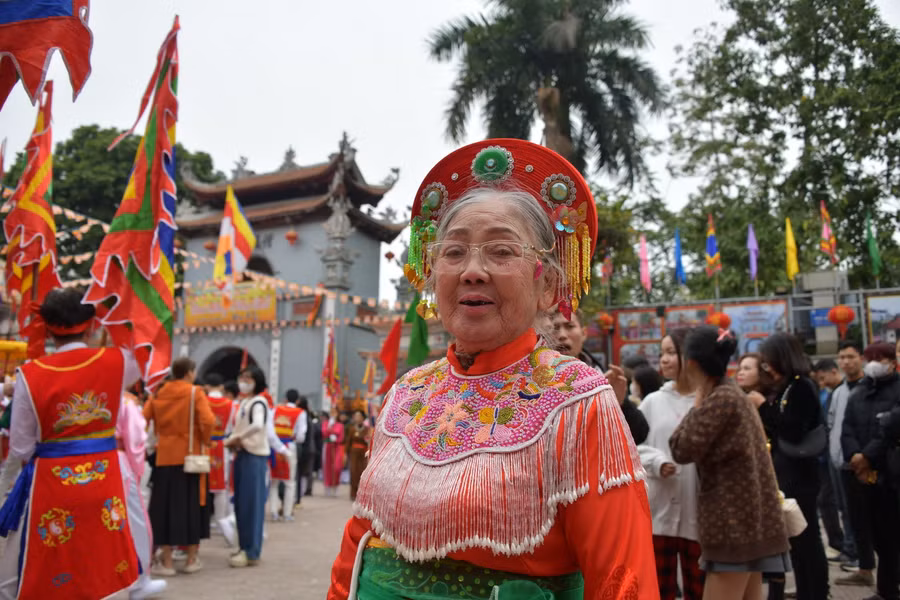Cụ Nghiêm Thị Ngõ, 84 tuổi, đội trưởng đội trống nữ của hội làng Phú Đô 2025