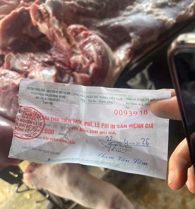 Biên lai được các thương lái coi như "bùa hộ mệnh" để xuất trình khi bị kiểm tra tại các chợ dân sinh. Ảnh: Tuấn Minh - Đình Huy