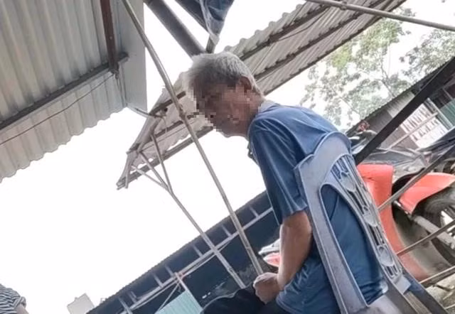 Ông N.B.D, chủ lò mổ, rất cảnh giác, dò xét kỹ càng khi thấy người lạ. Ảnh: Tuấn Minh - Đình Huy