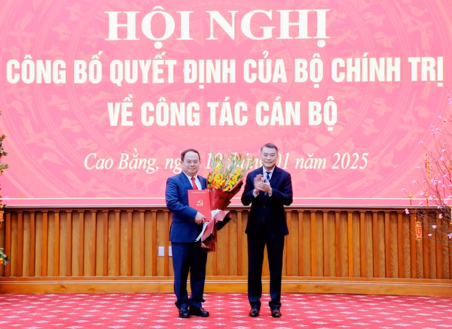 Trưởng Ban Tổ chức Trung ương Lê Minh Hưng (phải) trao quyết định cho ông Quản Minh Cường. Ảnh: Báo Cao Bằng.