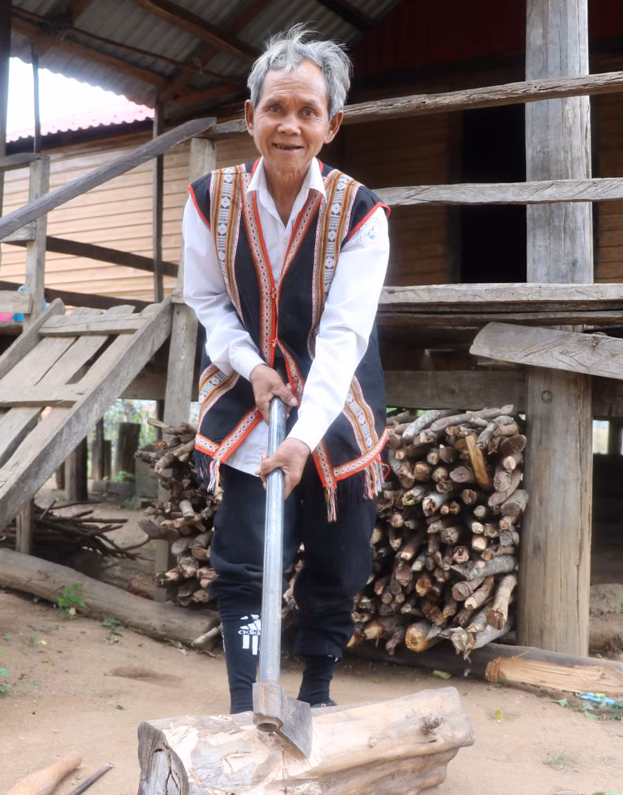 voi-doi-tay-tai-hoa-oc-sang-tao-ong-dinh-ue-to-dan-pho-plei-pyang-thi-tran-kong-chro-bien-khuc-go-vo-tri-thanh-tac-pham-tuong-go-co-hon-va-nhieu-cam-xuc-anh-ngoc-minh.jpg