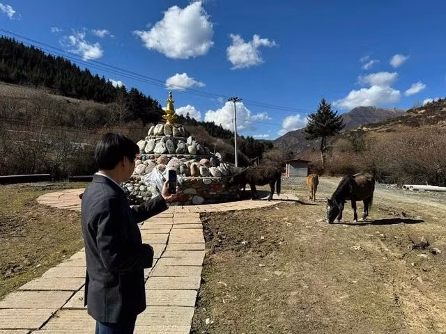 Đất trời bao la ở vùng đất lạ níu kéo bước chân du khách nên ai cũng tranh thủ “săn” ngay những bức hình đẹp nơi thảo nguyên xa xôi