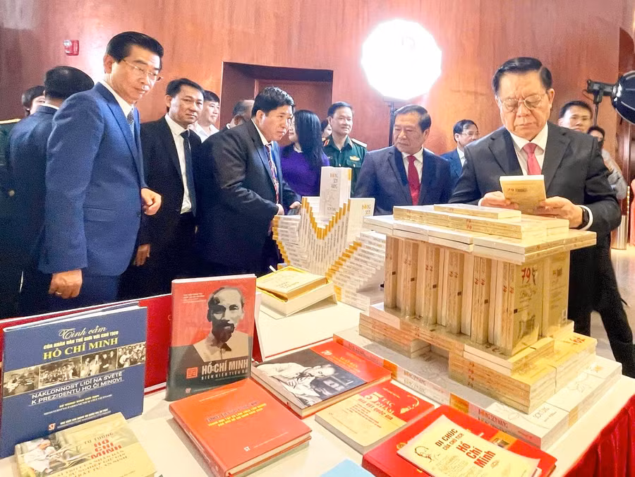 cac-dai-bieu-tham-quan-tim-hieu-ve-nhung-tac-pham-dat-giai-thuong-sang-tac-quang-ba-tac-pham-van-hoc-nghe-thuat-bao-chi-ve-chu-de-hoc-va-lam-theo-bac-anh-minh-phuong.jpg