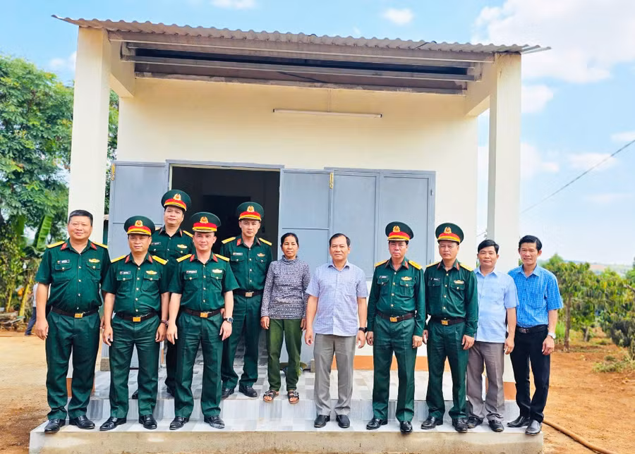 lanh-dao-thanh-pho-pleiku-va-cac-don-vi-quan-doi-tham-gia-ho-tro-xoa-nha-tam-tren-dia-ban-thanh-pho-ban-giao-nha-cho-ba-bloh.jpg