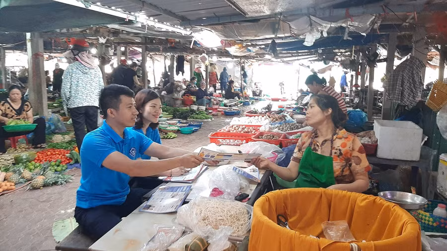 nhan-vien-bhxh-tuyen-truyen-cac-chu-ho-kinh-doanh-nho-le-tham-gia-bhxh-tu-nguyen-anh-nlong-nguon-plo.jpg