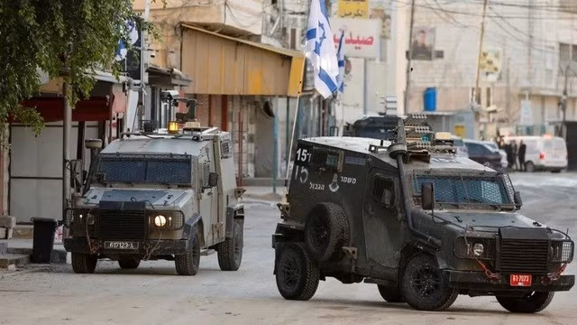 xe-quan-su-cua-israel-trong-mot-cuoc-dot-kich-cua-israel-o-jenin-bo-tay-ngay-21-1-anh-nguon-reuters.jpg